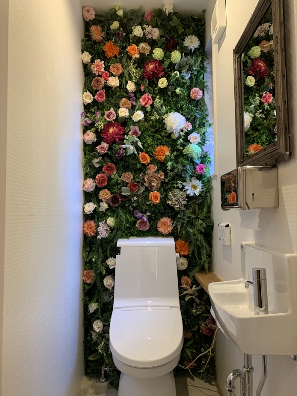 美容室のトイレの造花壁面緑化
