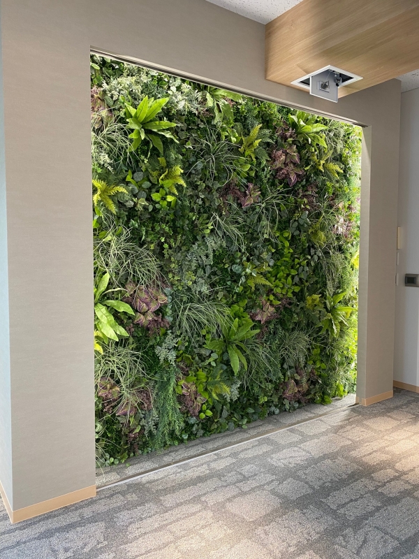 ビル10F事務所壁面緑化（フェイクグリーン）
