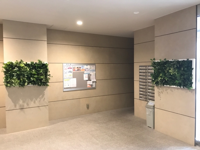 マンションののエントランス4箇所に壁面緑化を設置しました。