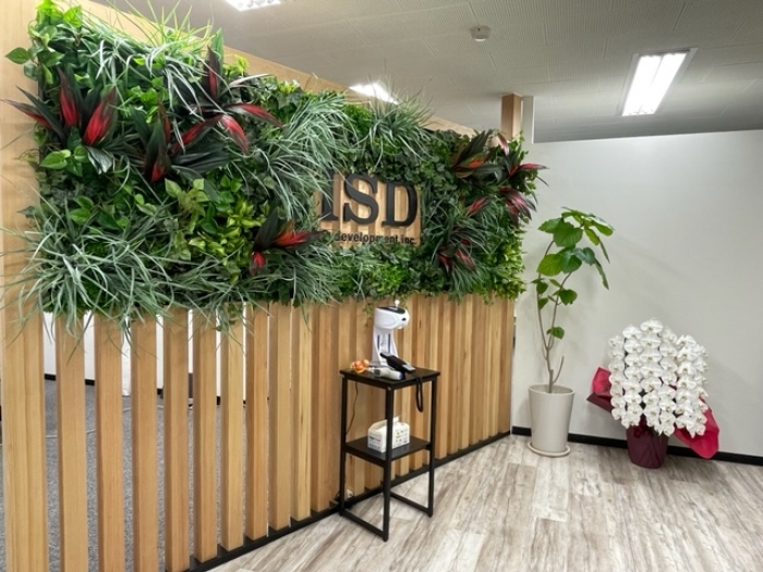 不動産会社の事務所内入り口と応接室の壁面緑化